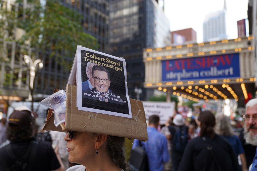 Η λίστα Έπστάιν, ο Τραμπ και τα κωδικά ονόματα: Ανελέητος μετά τη διακοπή της εκπομπής του ο Στίβεν Κολμπέρ