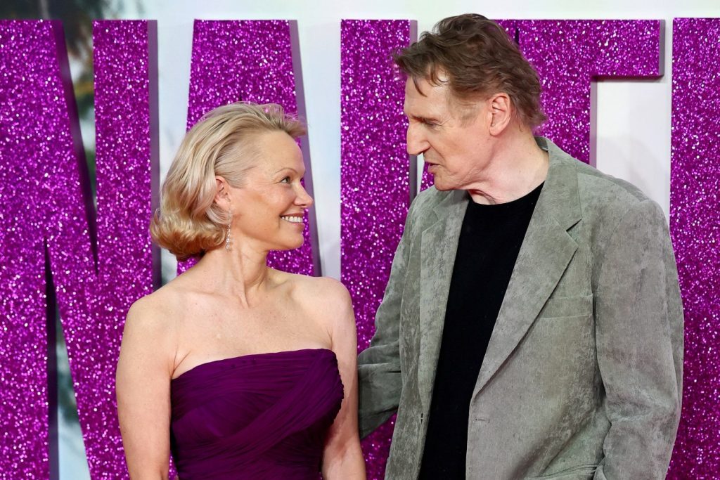 Η Πάμελα Άντερσον και ο Λίαμ Νίσον αναπαριστούν την εμβληματική σκηνή του Τιτανικού