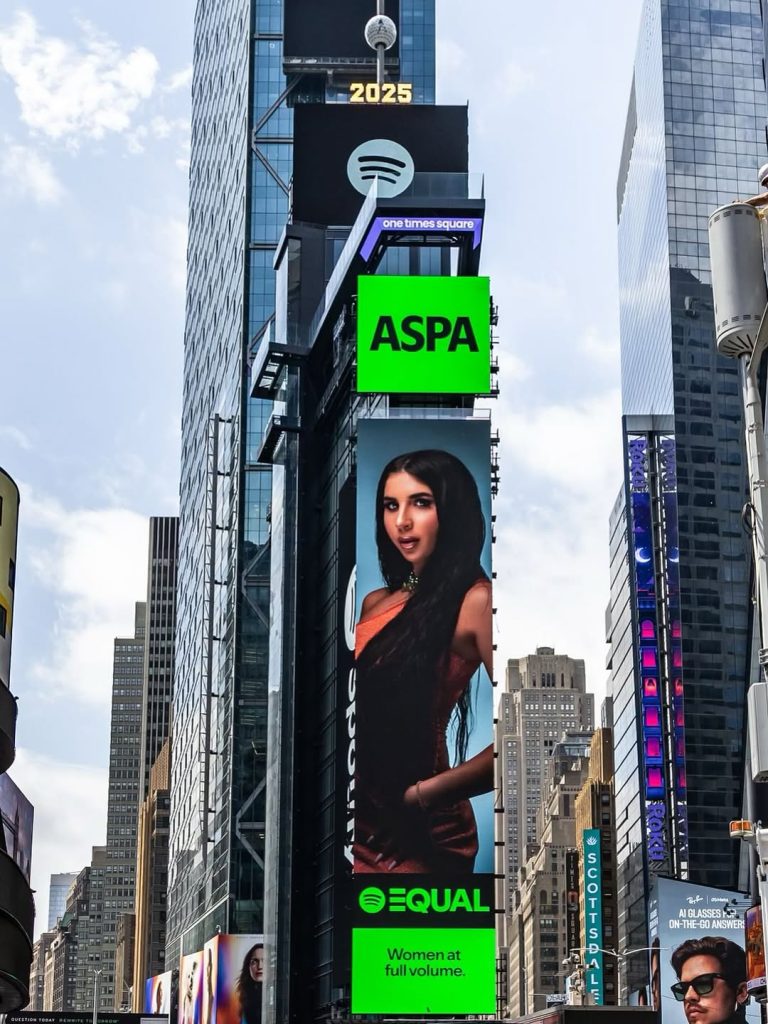 Η Άσπα στο Billboard της Times Square: «Είναι τιμητικό και μαγικό»