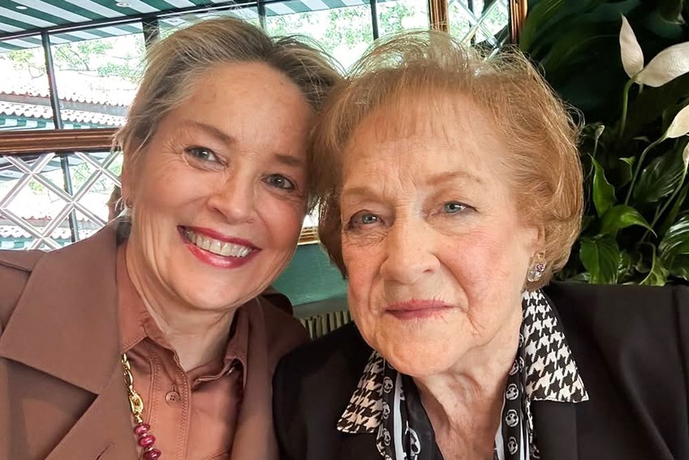 H Σάρον Στόουν θυμάται την «ξεκαρδιστική, πολύπλοκη» μητέρα της, που πέθανε στα 91 της