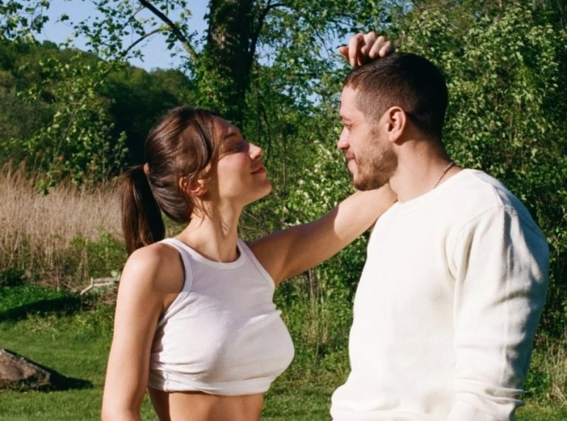 «Τώρα όλοι ξέρουν ότι κάναμε σεξ»: Πιτ Ντέιβιντσον και Έλσι Χιούιτ έκαναν γνωστό ότι περιμένουν το πρώτο τους παιδί