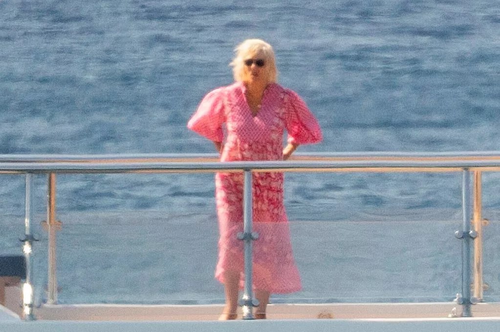 Η βασίλισσα Καμίλα στα ελληνικά νησιά με σκάφος 35 εκατ. ευρώ του δωρητή των Τόρις