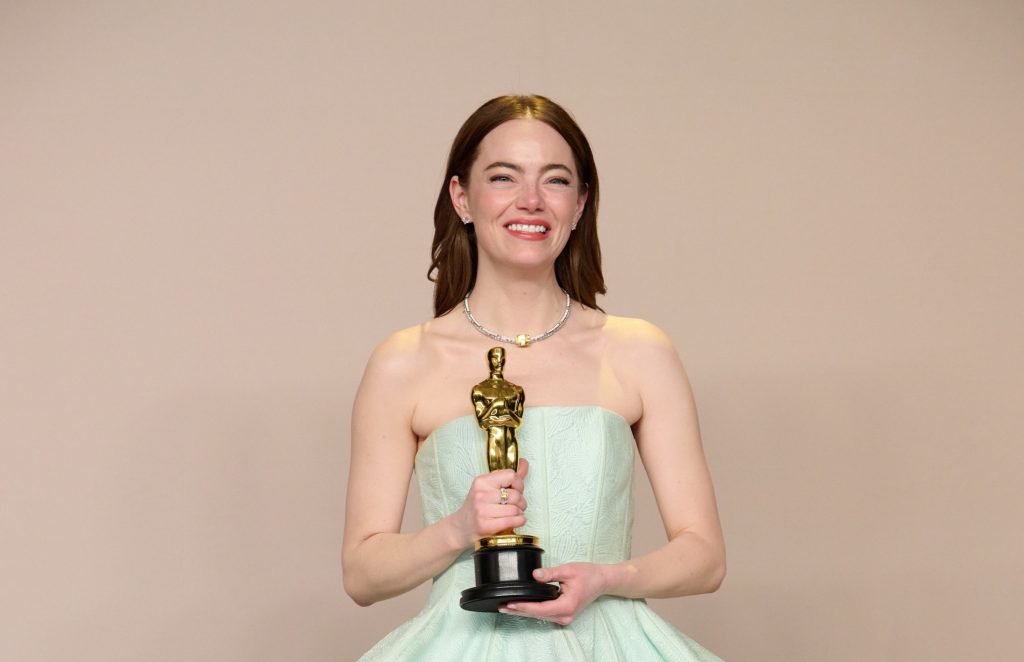 Η Έμα Στόουν αποκαλύπτει μια αμήχανη στιγμή με την μητέρα της και την Αντζελίνα Τζολί