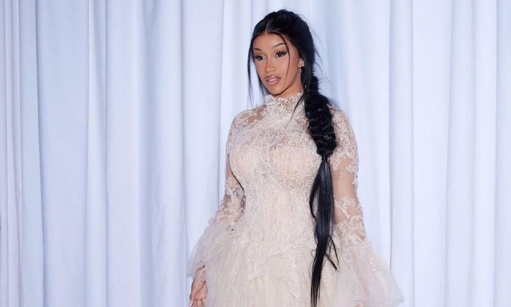 Η Cardi B κατηγορείται ότι επιτέθηκε και έφτυσε γυναικά που δούλευε ως ασφάλεια σε ιατρικό κέντρο