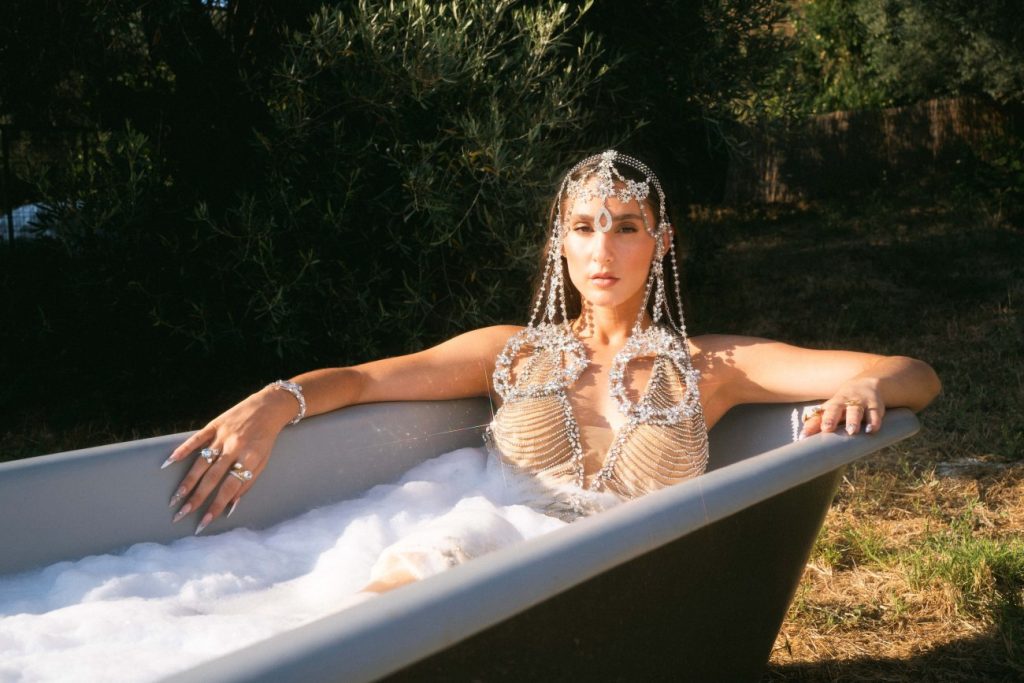 Η Evangelia συνεχίζει να ισορροπεί μοναδικά ανάμεσα στην ελληνική παραδοσιακή μουσική και τη σύγχρονη pop, δίνοντας τώρα νέα πνοή στο «Πεπρωμένο», με προσθήκες που φωτίζουν διαφορετικές πτυχές της ταυτότητάς της.