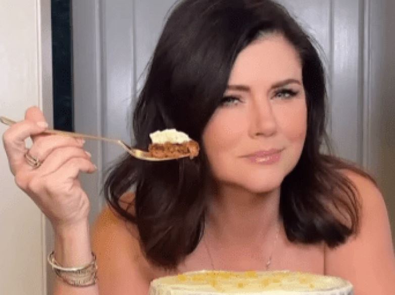 Τίφανι Θίσεν: H «Βάλερι» από το «Χτυποκάρδια στο Μπέβερλι Χιλς» απόλαυσε την τούρτα της χωρίς ρούχα