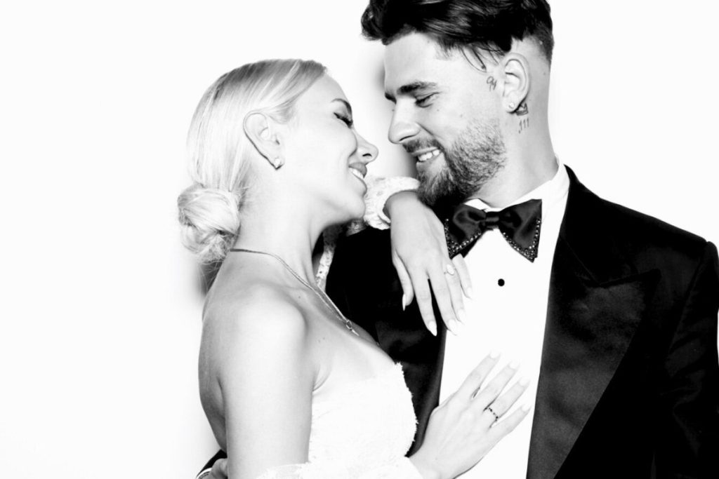 FY-Αλεξία Κεφαλά: Το φιλί, ο χορός, το νυφικό – Βίντεο και φωτογραφίες από το γάμο του τράπερ και της influencer