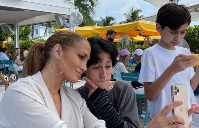 Τζένιφερ Λόπεζ: Η φωτογραφία αγκαλιά με το non-binary παιδί της και τα τρυφερά λόγια