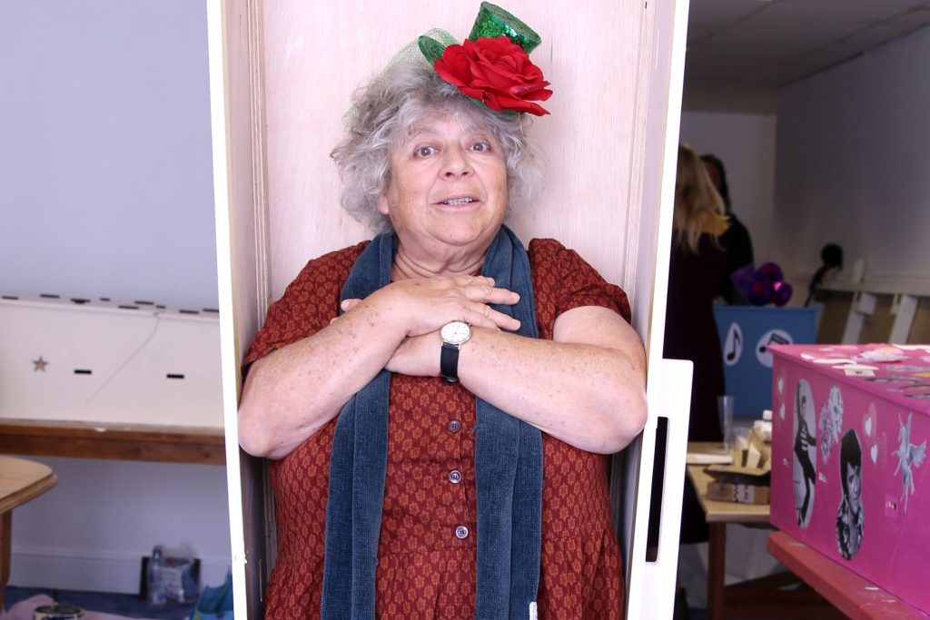 Η Μίριαμ Μαργκόλις του Χάρι Πότερ δοκιμάζει φέρετρα, ζητά «να την αποτελειώσουν» αν η υγεία της επιδεινωθεί