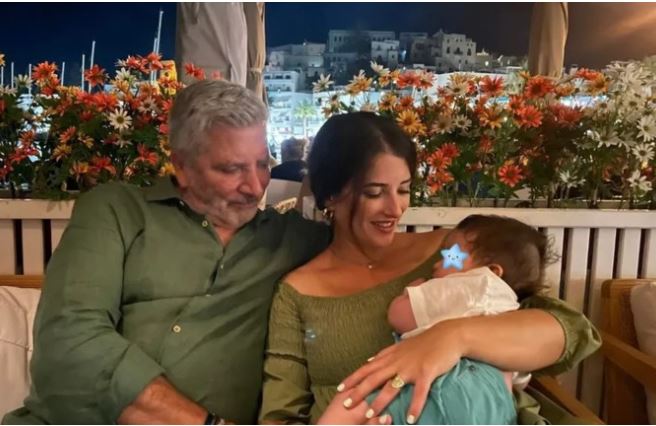 Γιώργος Πατούλης – Νάνσυ Κοιλού: Με τον 6 μηνών γιο τους απολαμβάνουν τις διακοπές στη Νάξο