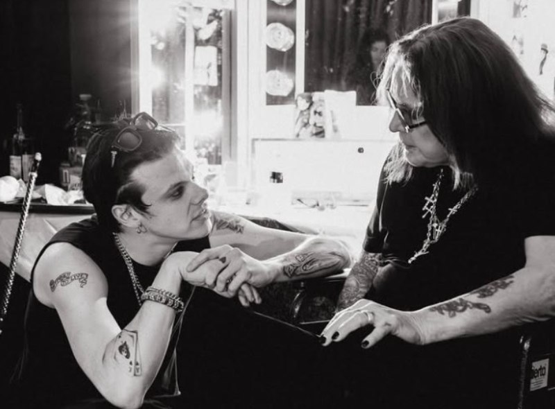 Η σχέση «πατέρα-γιου», το δώρο και τα συγκινητικά λόγια: Ο Yungblud για τον Όζι Όσμπορν