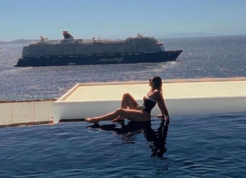 Η Ελένη Πετρουλάκη στέλνει ένα ενδυναμωτικό μήνυμα για την εικόνα του σώματος, ενώ απολαμβάνει τις διακοπές της