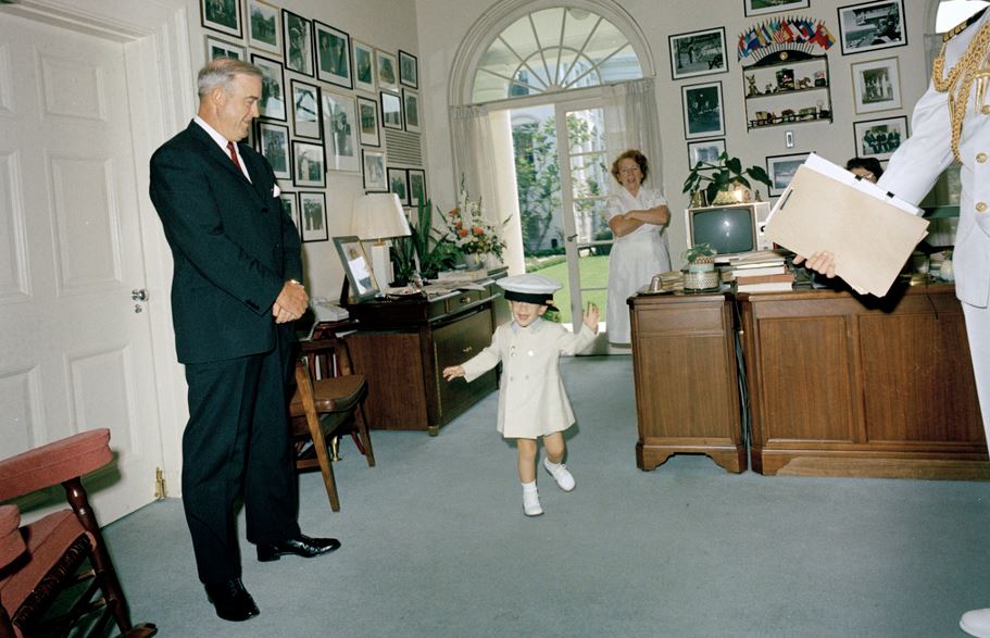 Ένας νεαρός JFK Jr. μιλάει για τον πατέρα του μετά τη δολοφονία, σε ένα απόσπασμα που δεν έχει ακουστεί ποτέ