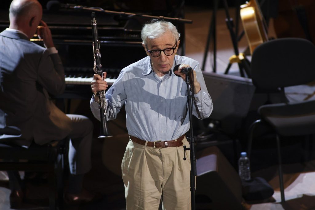 O Γούντι Άλεν λέει πως η «cancel culture είναι ανόητη» όταν η Ντίλαν Φάροου επιμένει: «Με κακοποίησε σεξουαλικά»