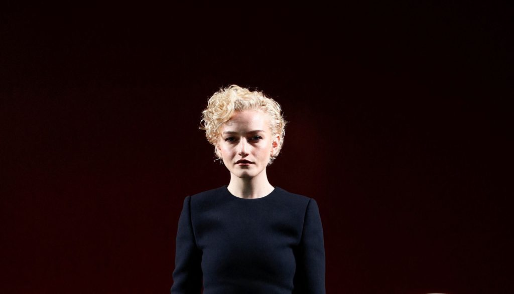 Η Τζούλια Γκάρνερ δηλώνει ότι θέλει να ερωτεύεται τους χαρακτήρες που υποδύεται, ενώ ποζάρει αλά Μαντόνα