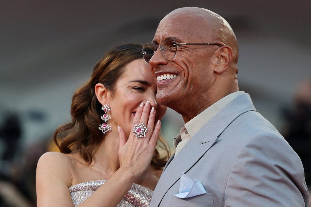 Ο Ντουέιν Τζόνσον κλαίει ανεξέλεγκτα μετά τα 15 λεπτά χειροκρότημα της ταινίας «The Smashing Machine» στη Βενετία