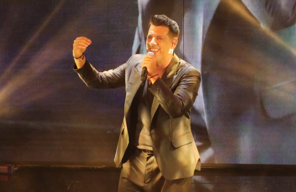 Μια βραδιά με την Ιερά Μητρόπολη Πειραιώς και τον Θοδωρή Φέρρη για τους συνανθρώπους μας που έχουν ανάγκη