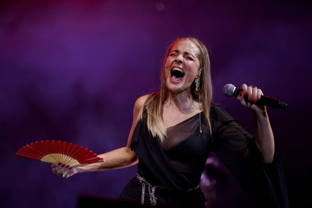 Μια βραδιά με τη Νατάσσα Μποφίλιου – Ο «μεγάλος κύκλος» που έκλεισε, η συγκίνηση και ο «πατέρας όλων μας» Πάνος Ρούτσι