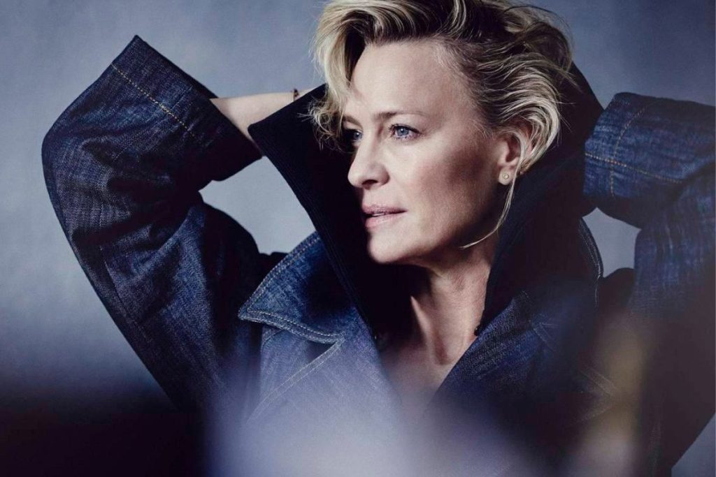 «Υπήρξα τραγική μητέρα»: Η Ρόμπιν Ράιτ για τη νέα ζωή στην Αγγλία, τον Σον Πεν και ένα «διάολο» – «Η Αμερική είναι χάος»