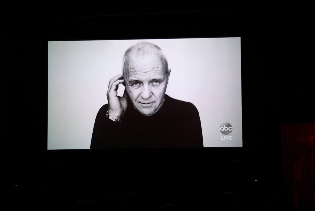 «Όλοι με θεωρούσαν χαζό»: Ο Άντονι Χόπκινς για τον αλκοολισμό, τον μη υποστηρικτικό πατέρα του και το νόημα της ζωής