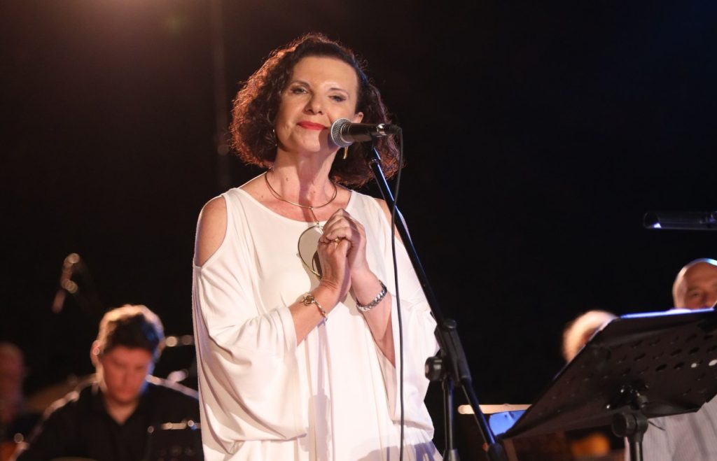 Άννα Μπιθικώτση: «Είχαν απειλήσει τον πατέρα μου με όπλο, για να μην τραγουδήσει στις συναυλίες του Θεοδωράκη»