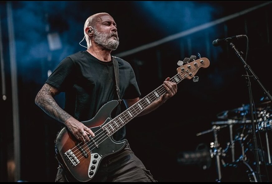 Σοκάρουν οι νέες πληροφορίες για τον θάνατο του Σαμ Ρίβερς: Σε «λουτρό αίματος» εντοπίστηκε το νεκρό σώμα του μπασίστα