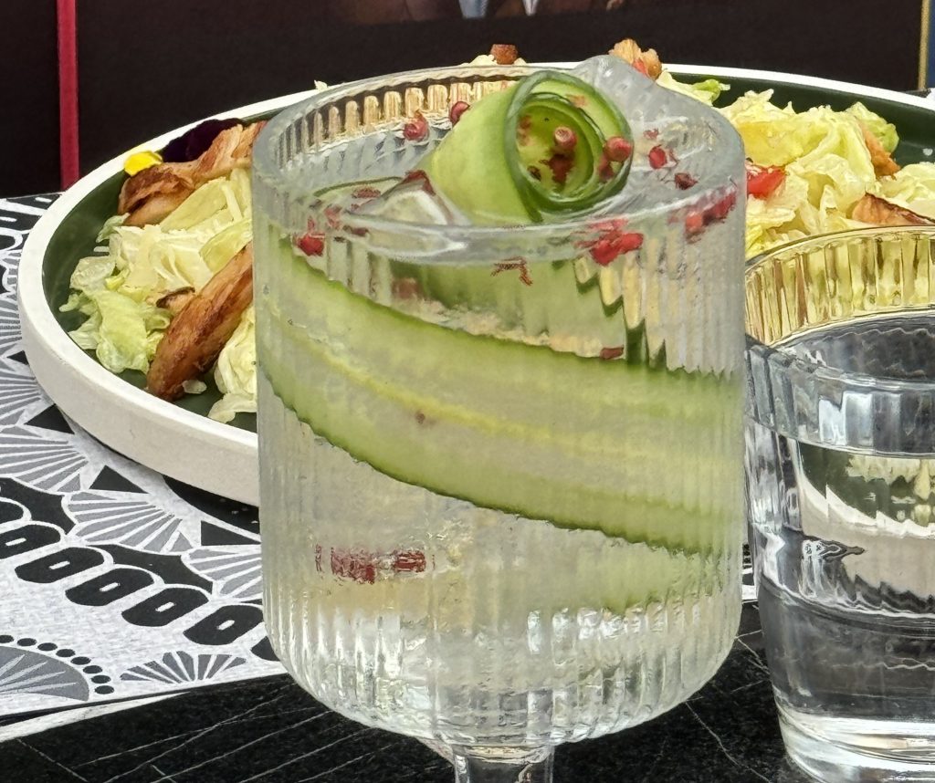 ZU Champagneria: Το νέο urban στέκι στην πλατεία Αγίας Ειρήνης, όπου πρωταγωνιστικό ρόλο παίζει η σαμπάνια