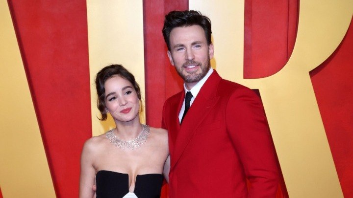 Κρις Έβανς: Ο «Captain America» απέκτησε κόρη, τρισευτυχισμένοι γονείς με την Άλμπα Μπαπτίστα