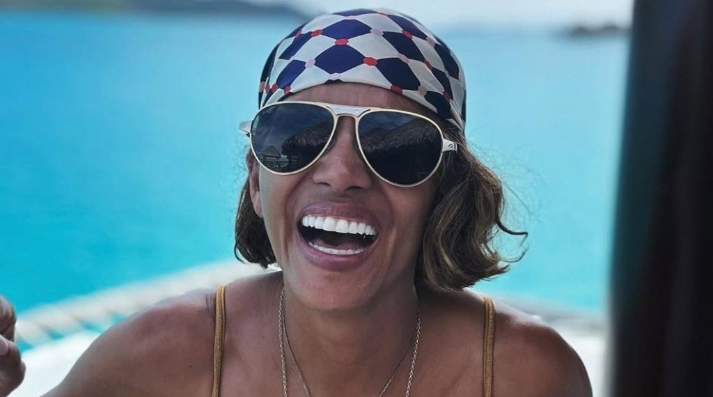 «Πίνεις από το συντριβάνι της νεότητας» – Η Χάλι Μπέρι στα 59 ως κορίτσι του Μποντ με χρυσό μπικίνι