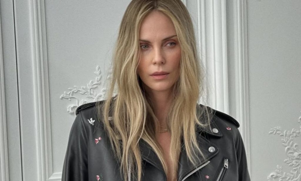 Σαρλίζ Θερόν: Αγνοεί επιδεικτικά τον Τζόνι Ντεπ στο σόου της Dior στο Παρίσι