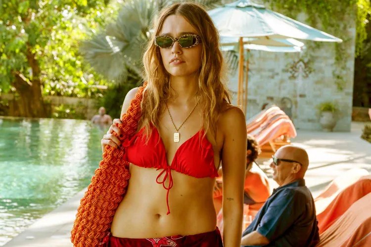 Η Έιμι Λου Γουντ νίκησε τη σωματική δυσμορφική διαταραχή της μέσω των γυρισμάτων του White Lotus