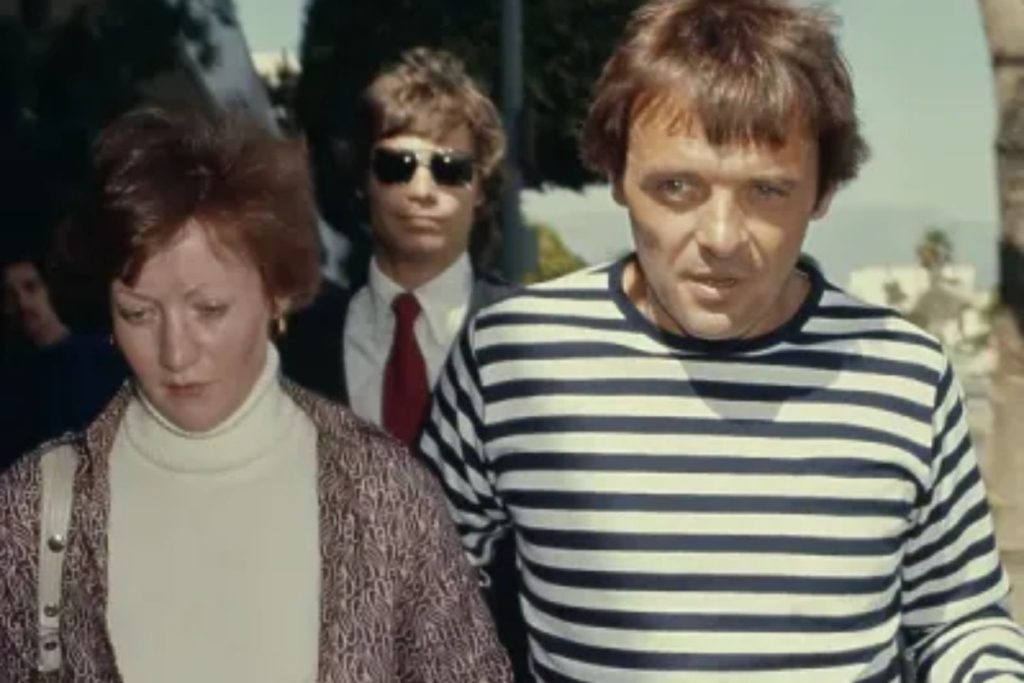 Ο Άντονι Χόπκινς παραδέχεται ότι απάτησε τη δεύτερη σύζυγό του και ήλπιζε «να βρει κι αυτή εραστή»