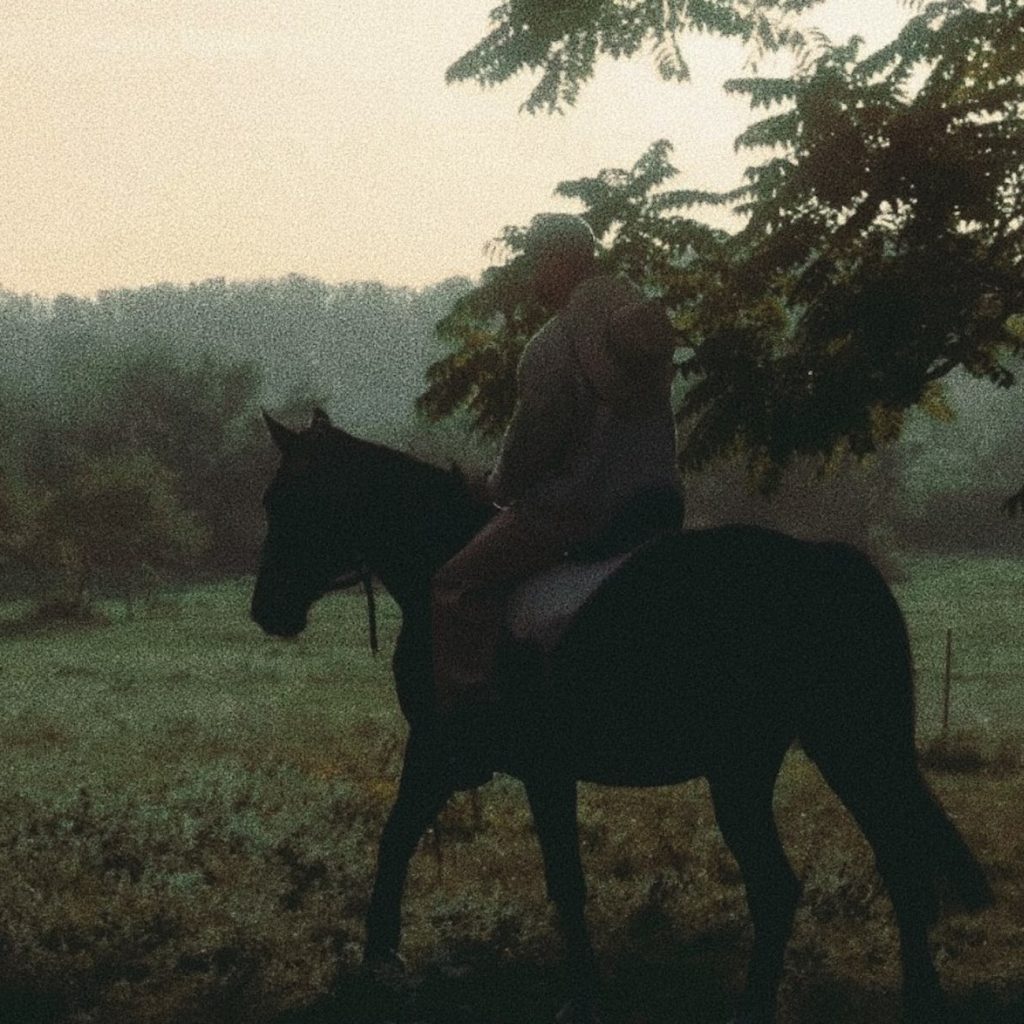 ΥΟU: Ο Kállay Saunders σε μια νέα κυκλοφορία που «ξεχειλίζει» συναίσθημα