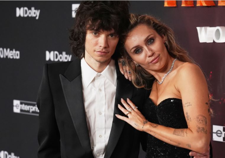 Μάιλι Σάιρους: Αρραβωνιάστηκε τον Μαξ Μοράντο, ύστερα από 4 χρόνια σχέσης