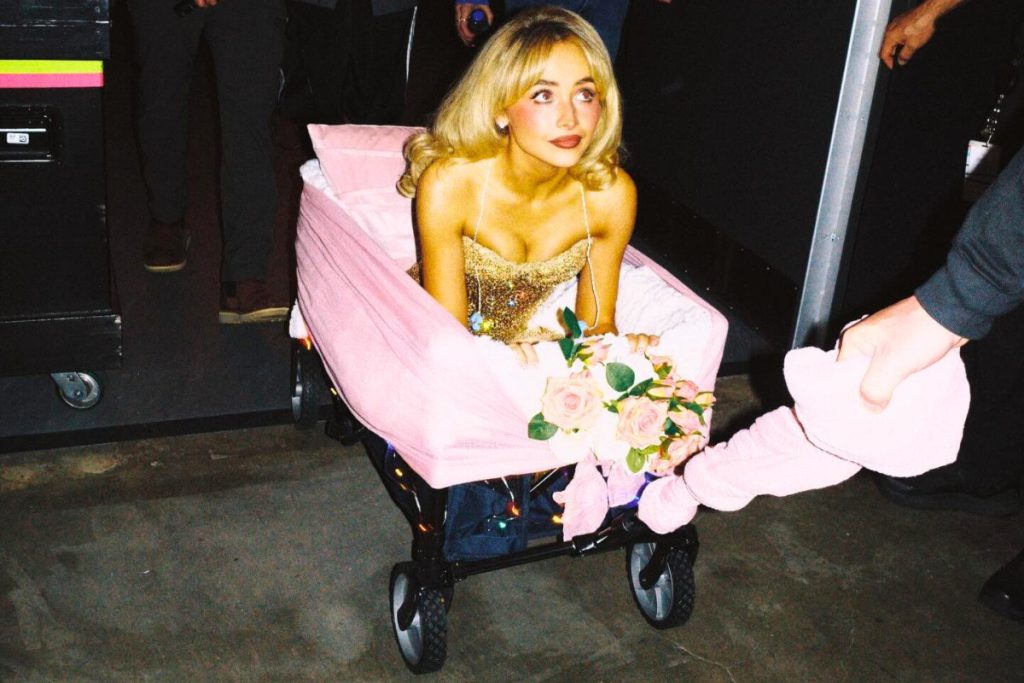 «Κακόβουλο, αηδιαστικό» – Σαμπρίνα Κάρπεντερ εναντίον Τραμπ για τις απελάσεις της ICE