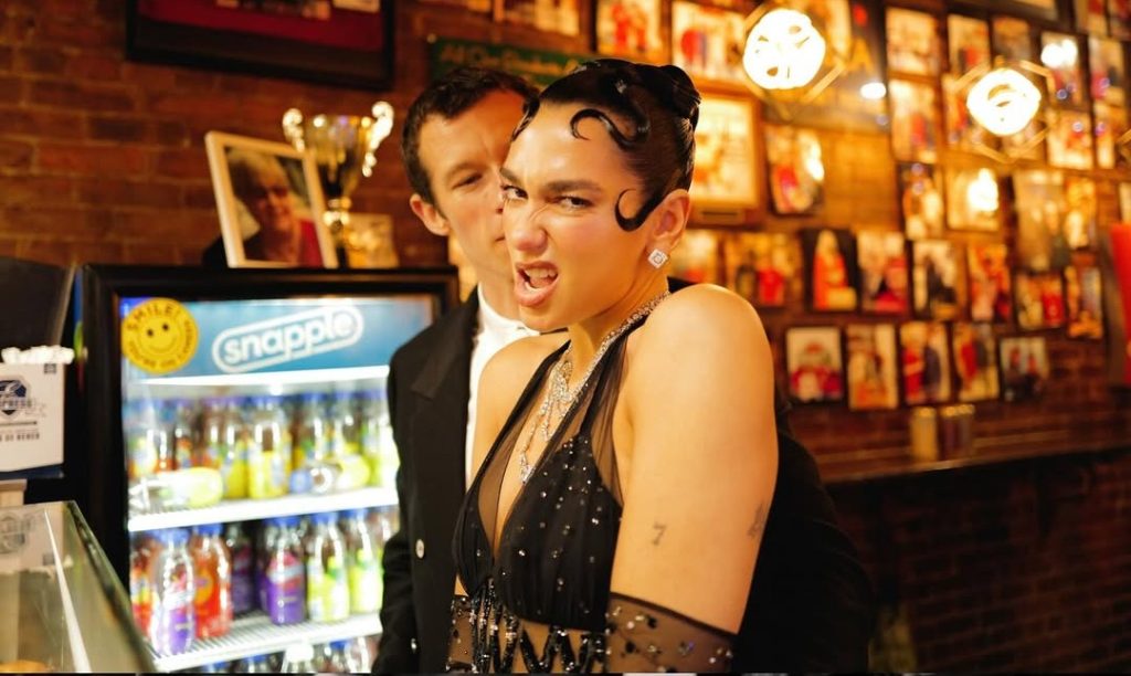 Δείτε την Ντούα Λίπα και τον Κάλουμ Τέρνερ να αναπαράγουν την εμβληματική στιγμή των «Μπένιφερ» στο γιοτ