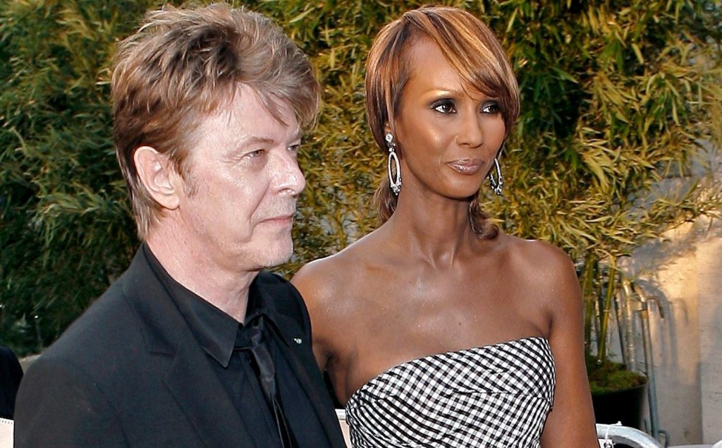 Το αφιέρωμα της Ιμάν για τον Ντέιβιντ Μπόουι, 10 χρόνια μετά το θάνατό του: «Το φως σου λάμπει ακόμη»