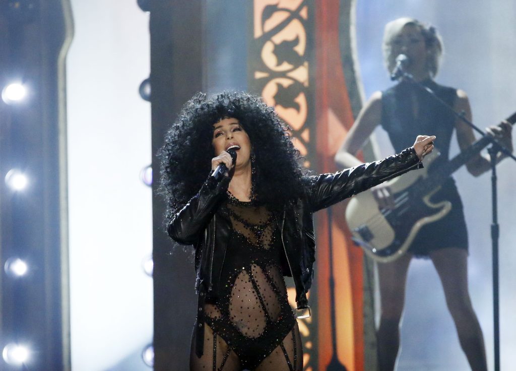 Η Σερ λέει στον Νταξ Σέπαρντ ότι η σύζυγός του αξίζει κάτι καλύτερο: «Πρέπει να έχεις κάτι που δεν βλέπω»