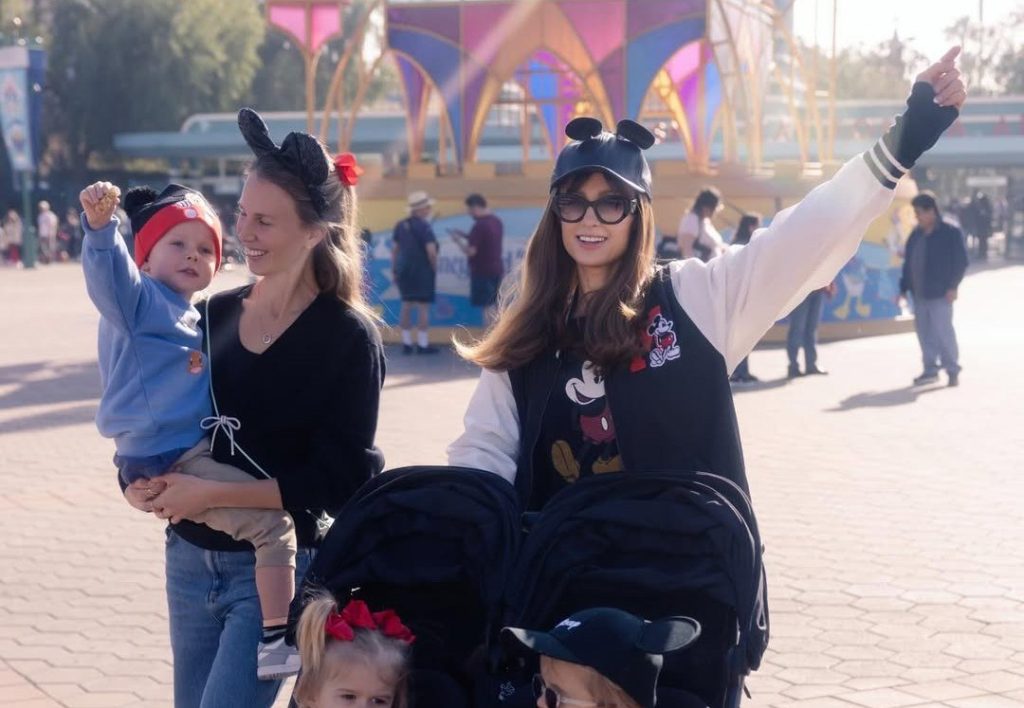 Η Πάρις Χίλτον αποχαιρετά το ξανθό και καλωσορίζει το καστανό χρώμα μαλλιών (για λίγο)