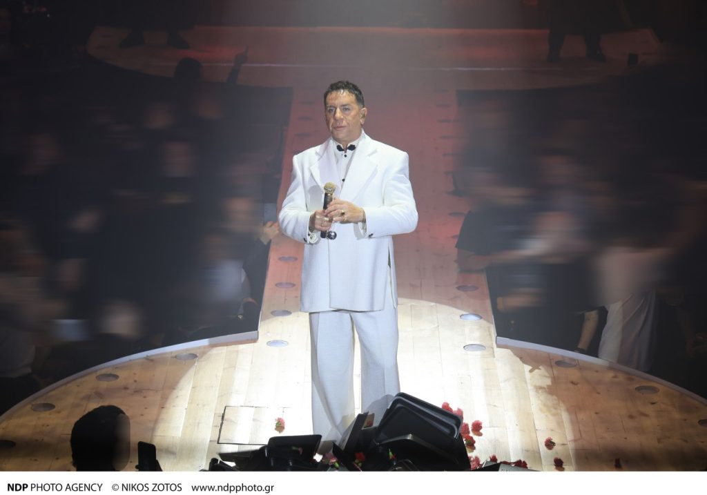 Γιώργος Μαζωνάκης: Εμφανίστηκε με μουστάκι στη σκηνή