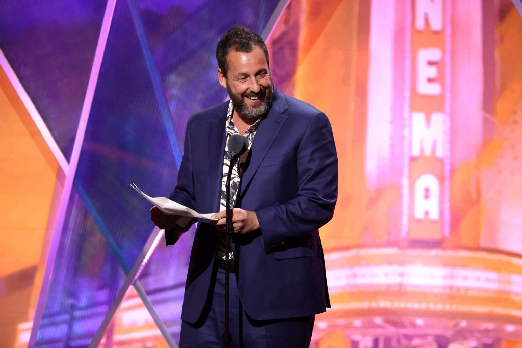 Ο Άνταμ Σάντλερ νοσταλγεί τη συνεργασία του με τον Φίλιπ Σέιμουρ Χόφμαν στην ταινία «Χτυπημένος από έρωτα»