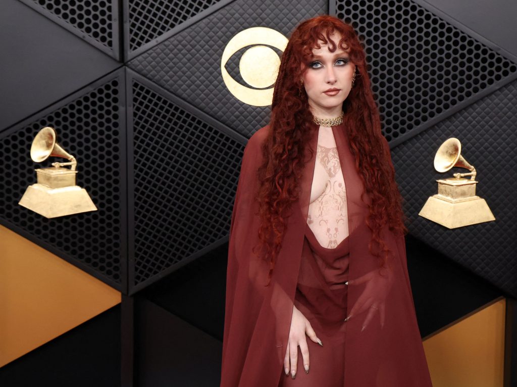Η Chappell Roan γελάει με τα επικριτικά σχόλια για την εμφάνιση του «γυμνού στήθους» στα Grammy 2026