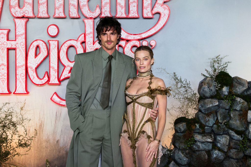 Ο Τζέικομπ Ελόρντι σπέυδει να προστατεύσει την Μάργκοτ Ρόμπι από τη βροχή στην πρεμιέρα της ταινίας «Aνεμοδαρμένα Ύψη»