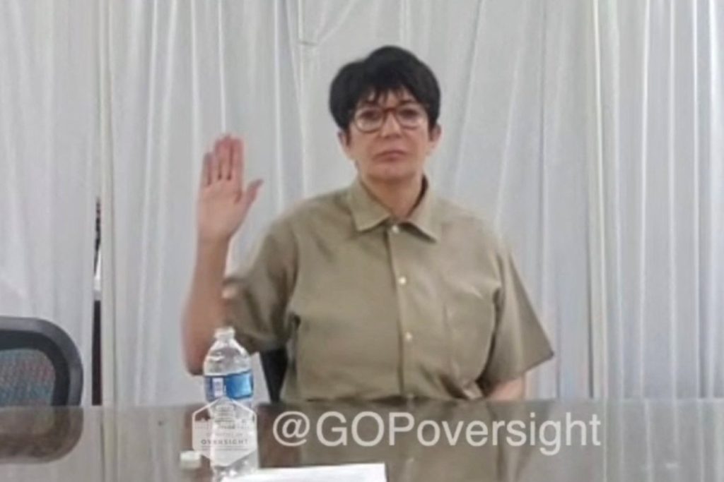 Το κούρεμα της Γκισλέιν Μάξγουελ στη φυλακή δείχνει ότι εξακολουθεί να είναι εμμονική με την εξουσία