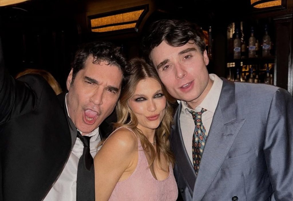 Η Κλέλια Ανδριολάτου και ο Χριστόφορος Παπακαλιάτης στο πάρτυ των BAFTA – Αγκαλιά με Τεγιάνα Τέιλορ και Όλι Χίγκινσον