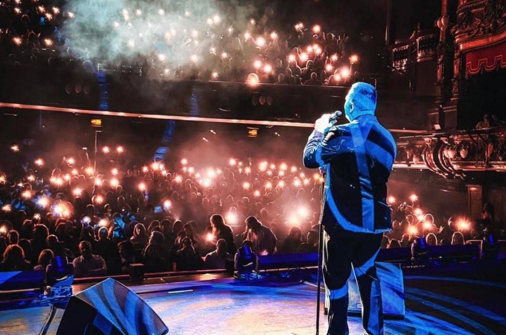 London baby: Ο Αντώνης Ρέμος ξεσήκωσε την πρωτεύουσα της Αγγλίας με μια sold out συναυλία