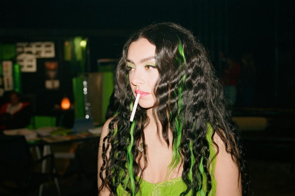 Η Charli xcx είναι μία από εμάς – «Έχω πάθει νευρικό κλονισμό καπνίζοντας ένα εκατομμύριο τσιγάρα»