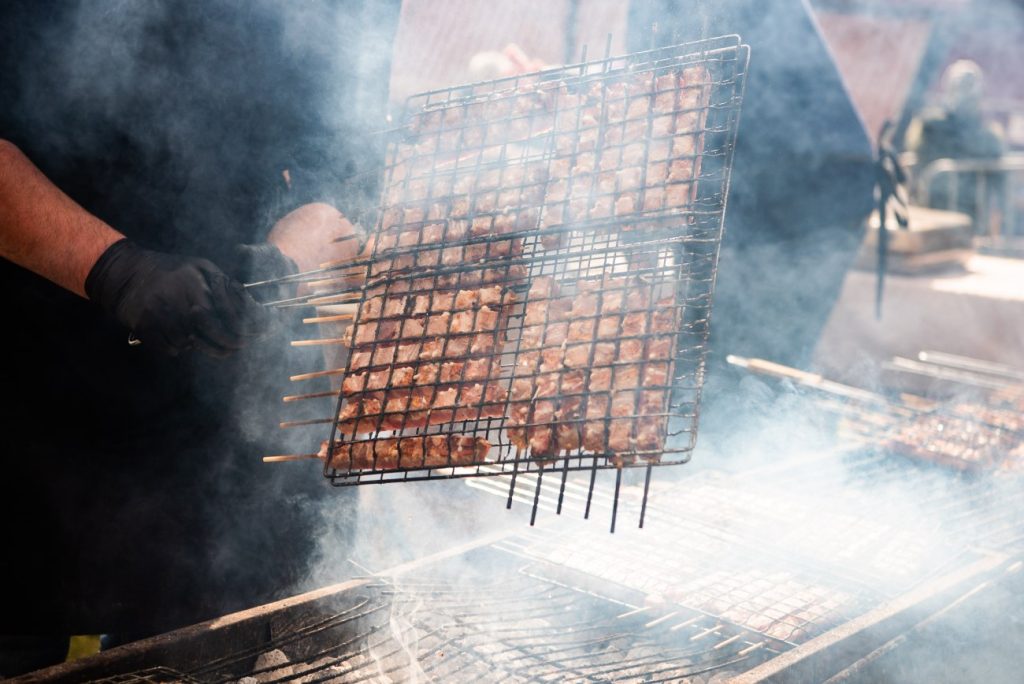 Τσικνοπέμπτη στην Αθήνα: Οι ψησταριές θα «πάρουν φωτιά» στη Βαρβάκειο, 800 κιλά κρέας δωρέαν