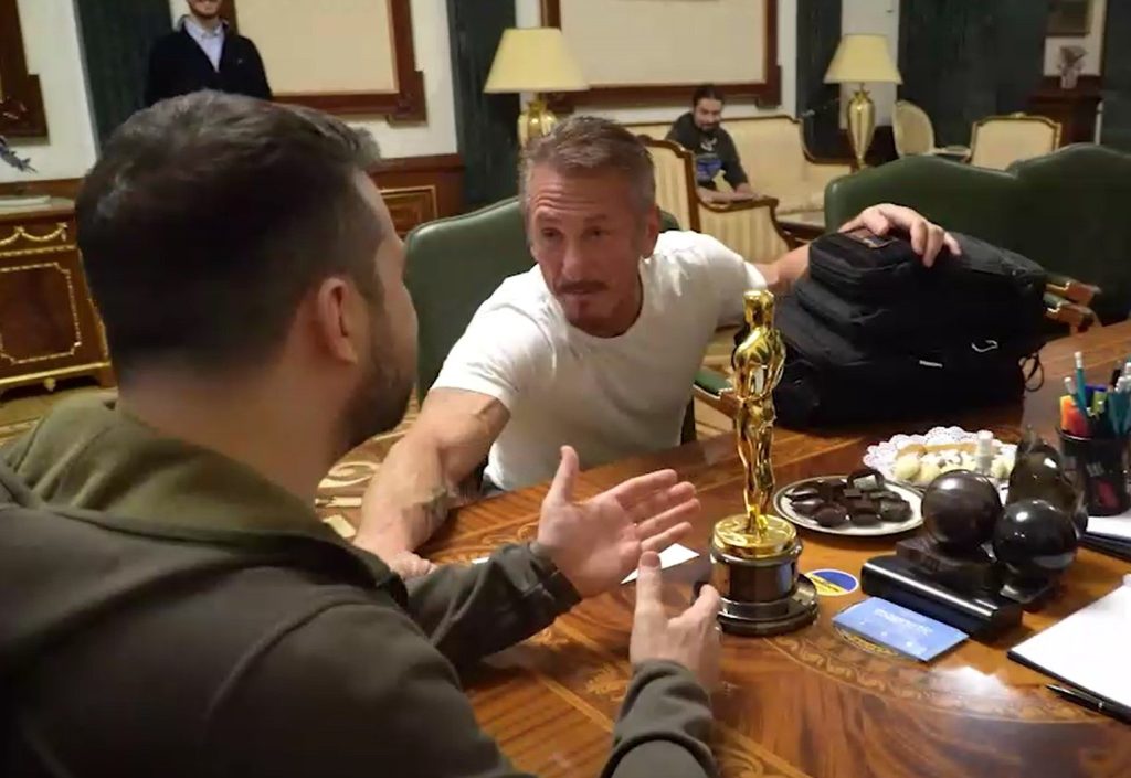 Τι Χόλιγουντ, τι Κίεβο; Ο Σον Πεν όπου κι αν πάει παίρνει ένα Όσκαρ