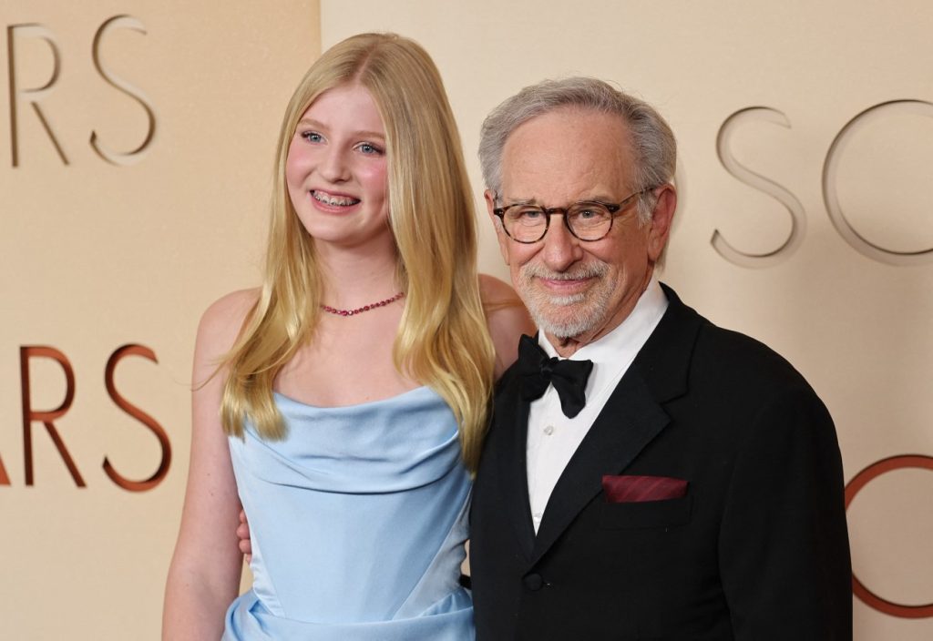 Τόπο στα νιάτα: Ο Στίβεν Σπίλμπεργκ πήγε στα Όσκαρ με την 13χρονη εγγονή του